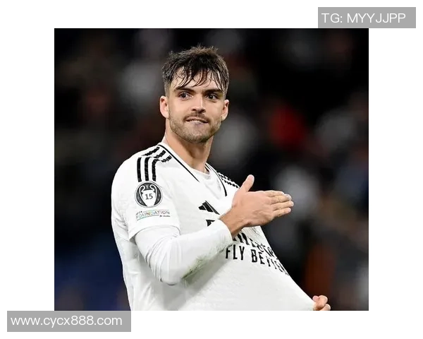 劳尔阿森西奥抵达基地为球迷签名皇马备战欧冠最后训练气氛热烈